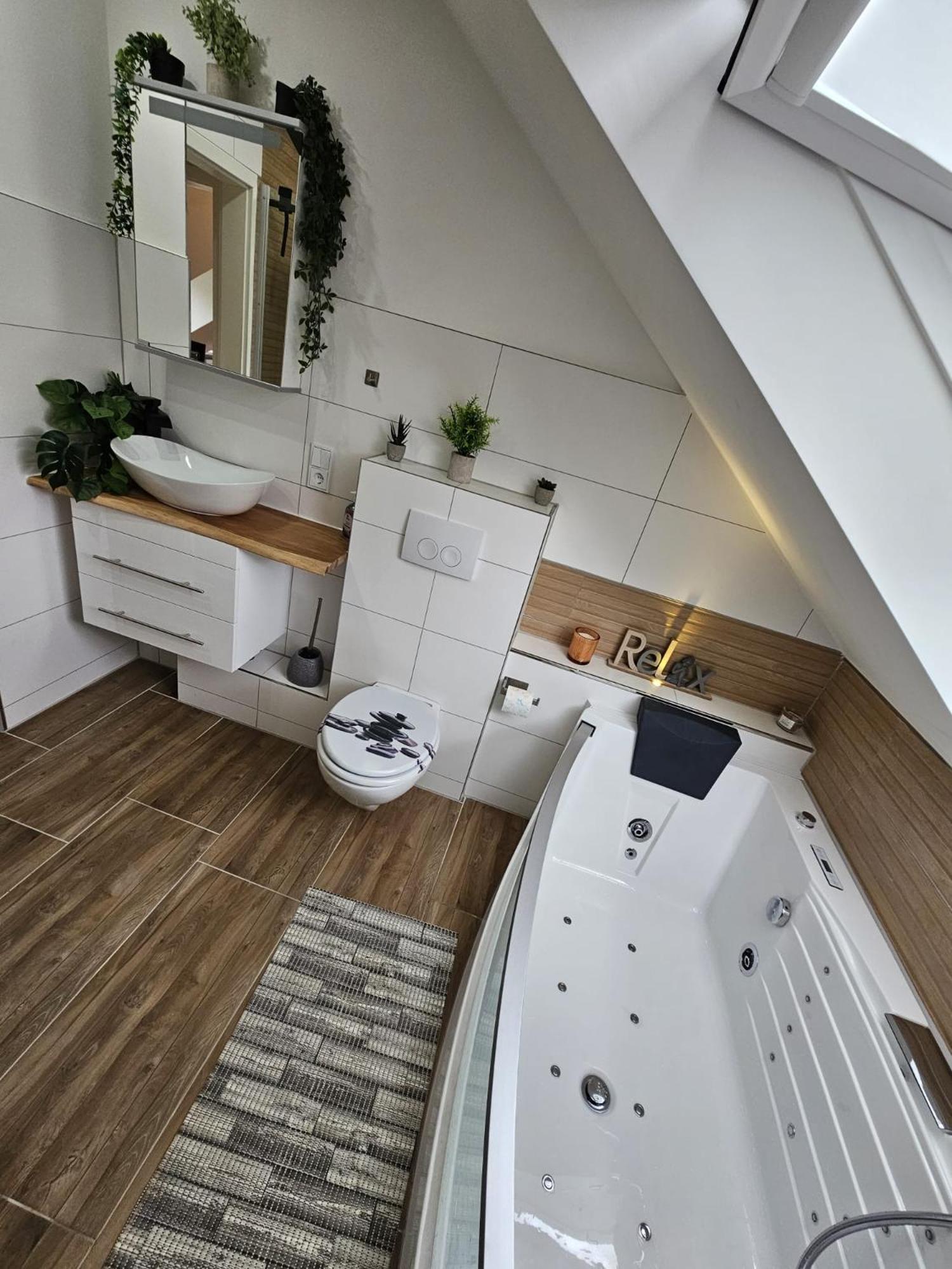 Tautraum Suite Mit Whirlpool Und Gruenem Ausblick Wilhelmshaven Extérieur photo
