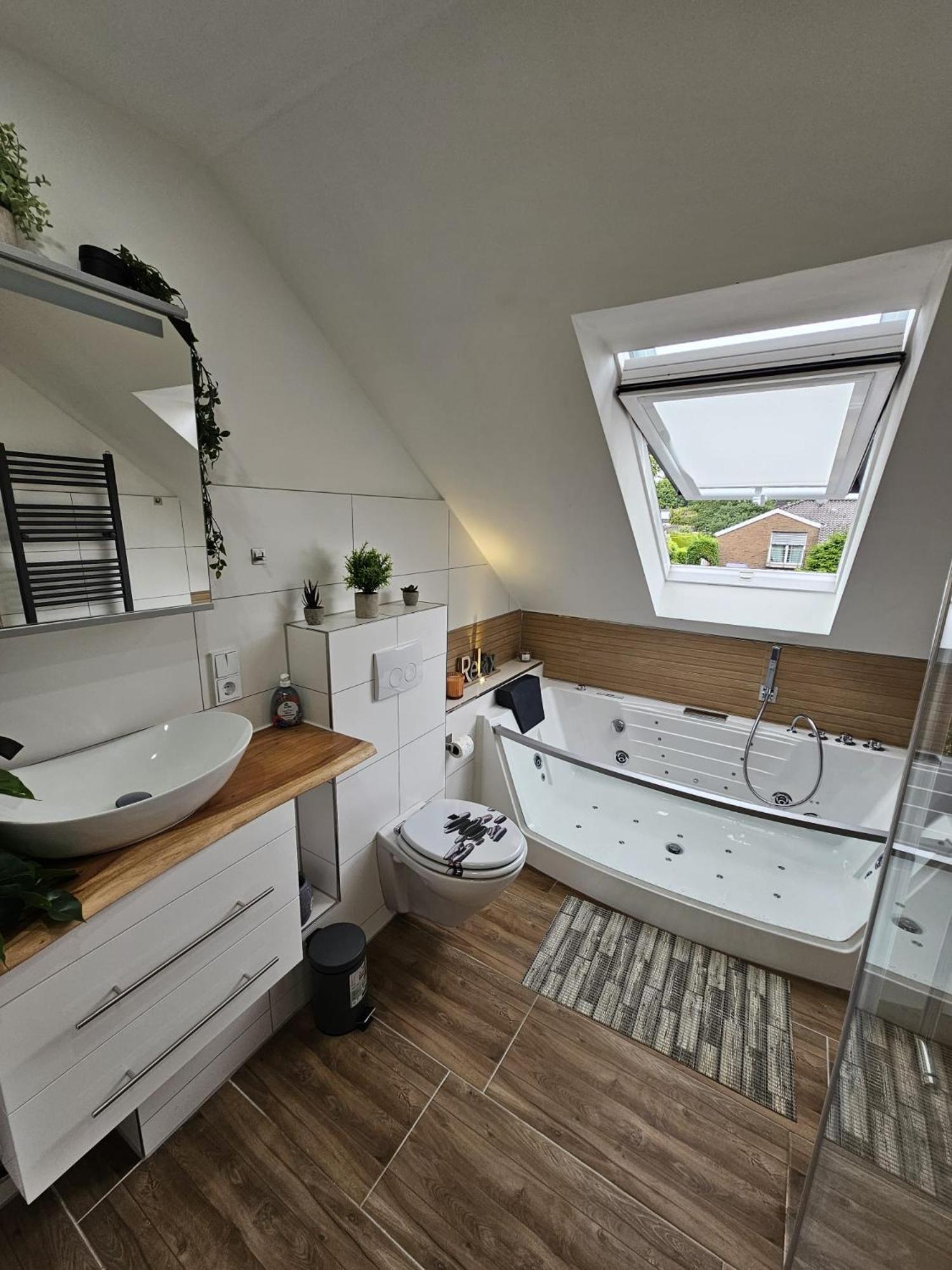 Tautraum Suite Mit Whirlpool Und Gruenem Ausblick Wilhelmshaven Extérieur photo